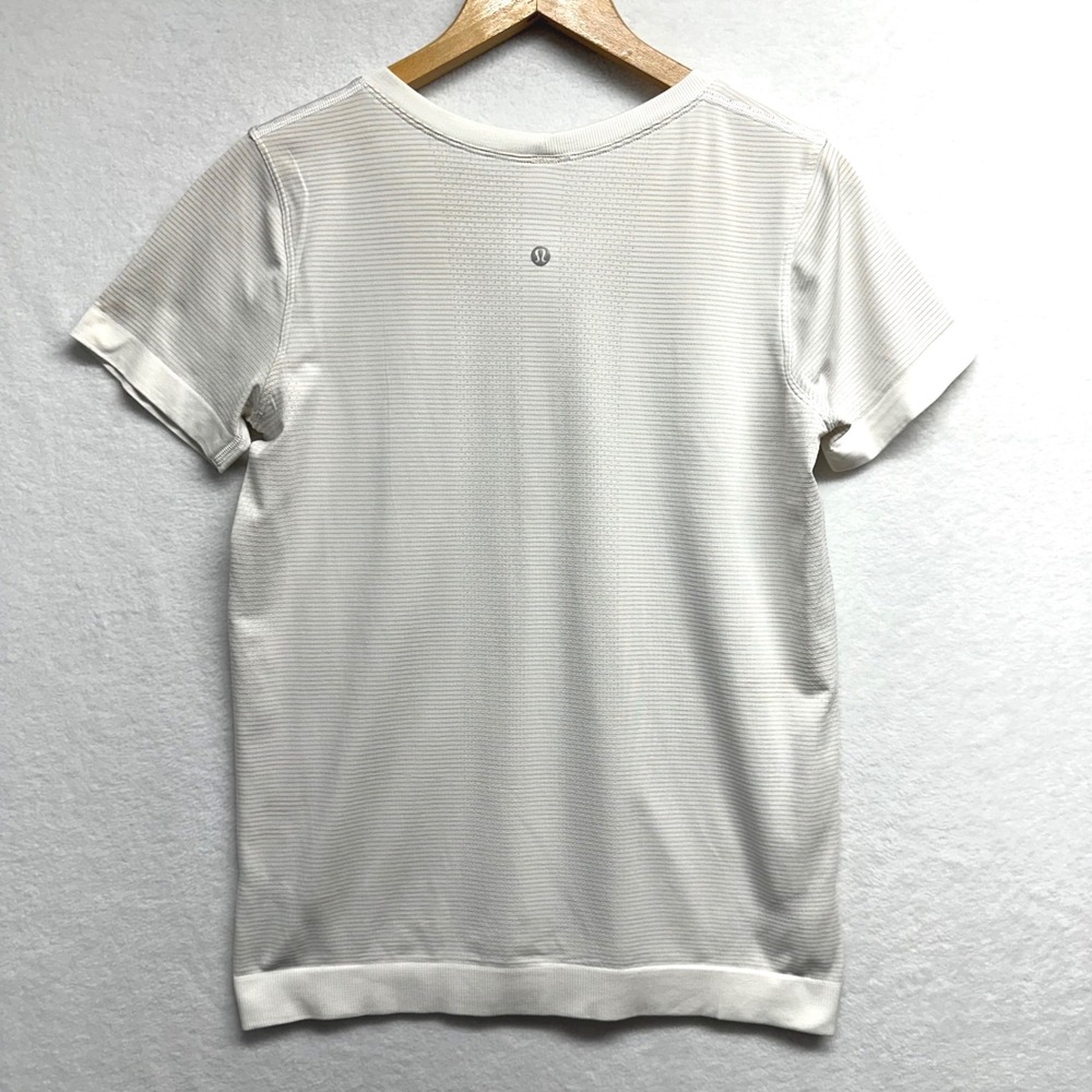 Lululemon Swiftly Tech Short Sleeve 2.0 Women 8 White Grey Striped Seamless Top - Picture 2 of 7